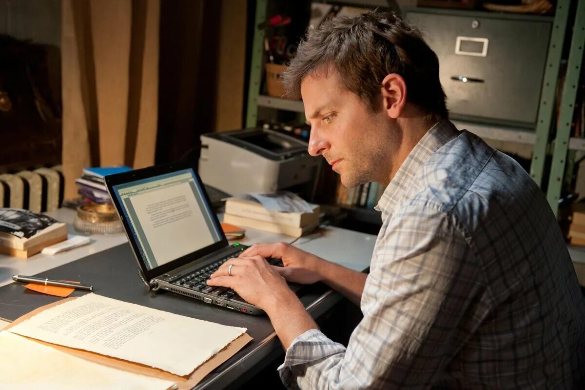 Профессия режиссер. Сценарист москва вакансии. Сценарист профессия фото в полный рост. Режиссер мультипликатор. Анимационная студия паровоз москва.