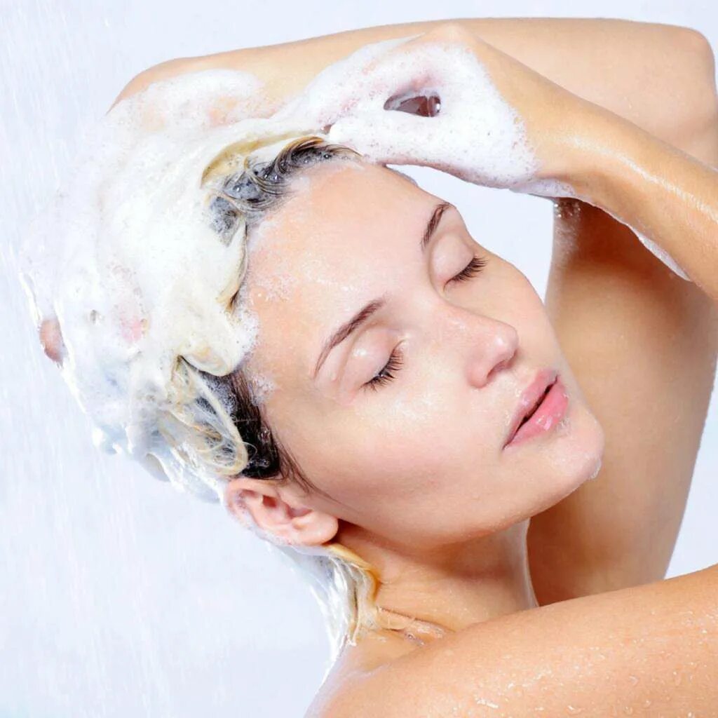 Человек умывается. Умывание кожи. Моется в душе. Мытье волос в ванной. Мыть лицо шампунем.