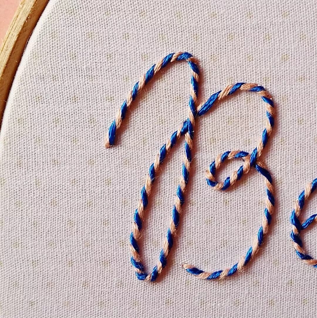 Техника вышивания букв. Вышивка стежками буквы. Вышивка букв на ткани. Вышивка нитками буквы. Ручная вышивка букв.