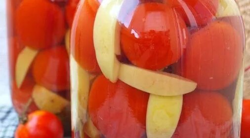 Помидоры с яблоками на зиму. Маринованные помидоры с яблоками. Маринованные помидоры с яблоками. Помидоры с яблоками и корицей на зиму. Помидоры на зиму сладкие с яблоками.