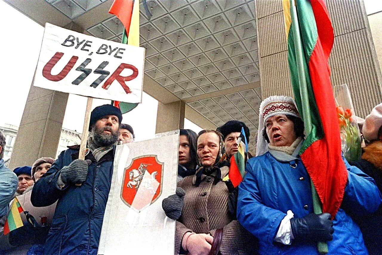 Латвия против россии. Митинги против СССР В Прибалтике в 1991. Независимость Литвы 1991. Литва независимость 1990. Литва независимость от СССР.