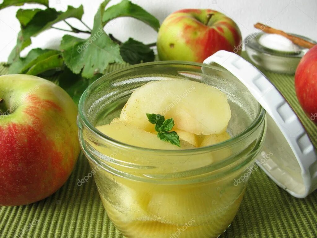 Рецепт компота из яблок на зиму. Яблочный компот. яблочный компот из свежих яблок. яблочный компот с гвоздикой. компот из яблок и мандаринов в кастрюле.