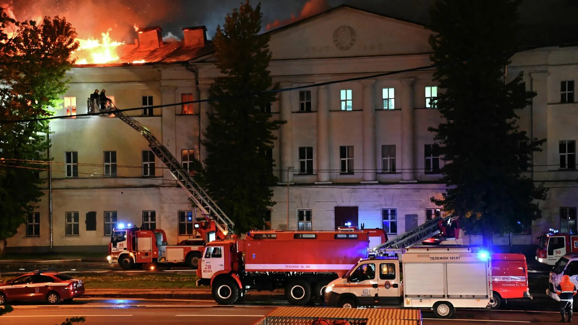 Общежитие РУДН В Москве пожар. Пожар в здании Министерства обороны в Москве. Пожар в общежитии в Москве РУДН 24 ноября. Пожар в РУДН 2003. Москва сгоревшая пожаром