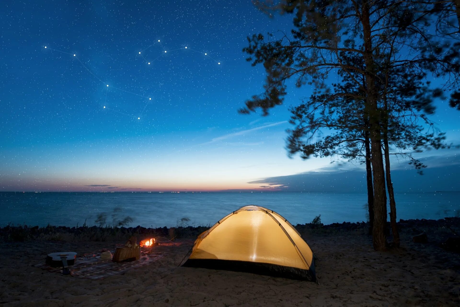 Night camp. Кемпинг. Палатка у озера. Палатка в лесу. Кемпинг ночью.