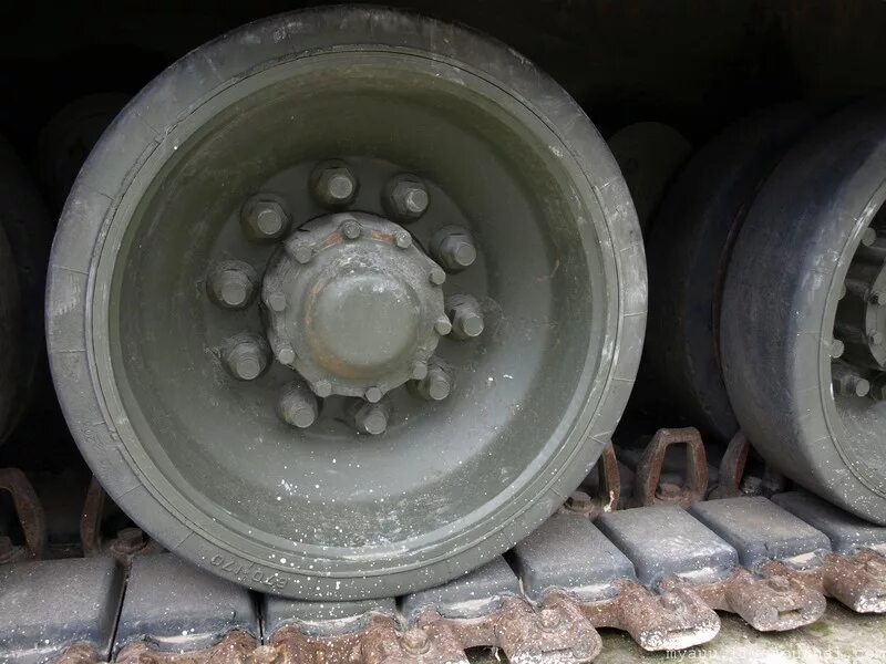 Опорные катки танка. Гусеница т-80. Гусеница т-72. Катки танка т-90. Колесо танка т 34.
