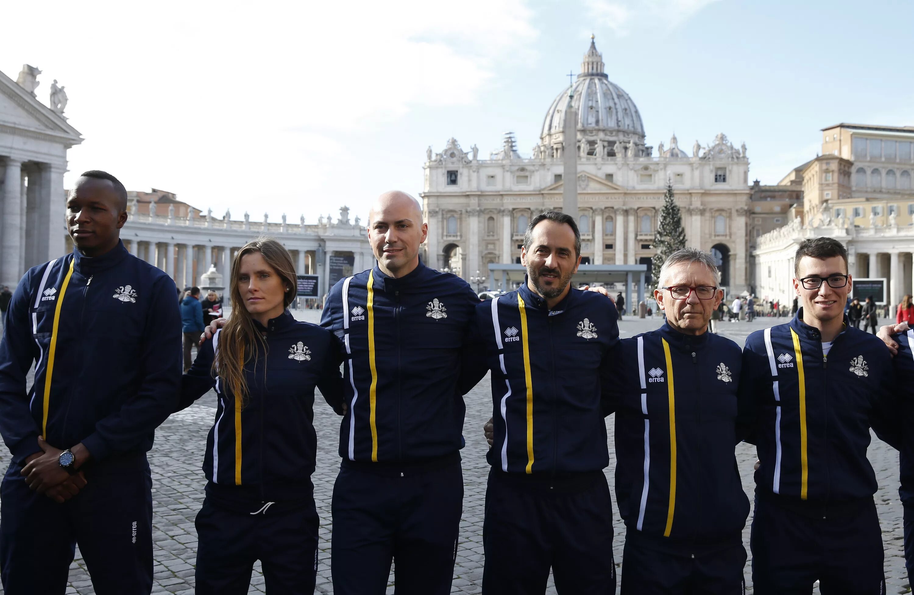 Vatican athletics. Зал аудиенций папы римского в ватикане. Сборная ватикана. Ватикан сборная. Сборная ватикана по футболу.