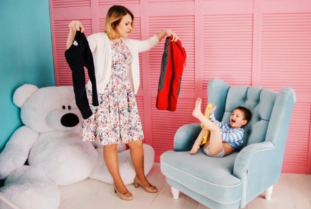 Мама дурачится с ребенком. Баловать ребенка. Книга мама балуется. Избалованный человек. Баловство детей.