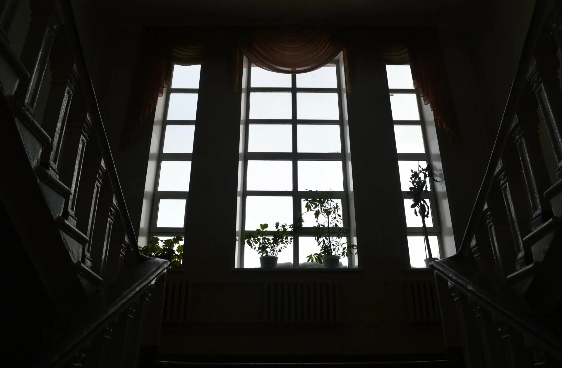 Черные окна. Окно Эстетика. Темное окно. Окно на лестнице.