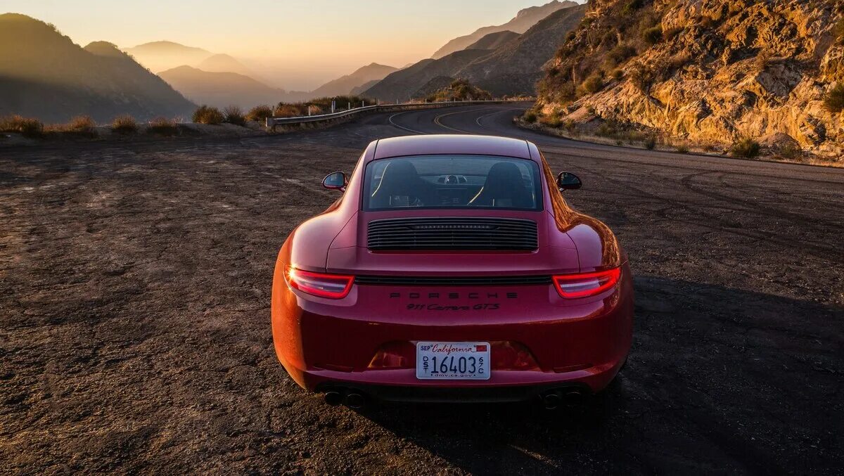 жара в автомобиле. порше 911 туринг. Porsche 911 на природе. порш стоит снаружи греется на солнце. Porsche 911 turbo s cabriolet 2021.