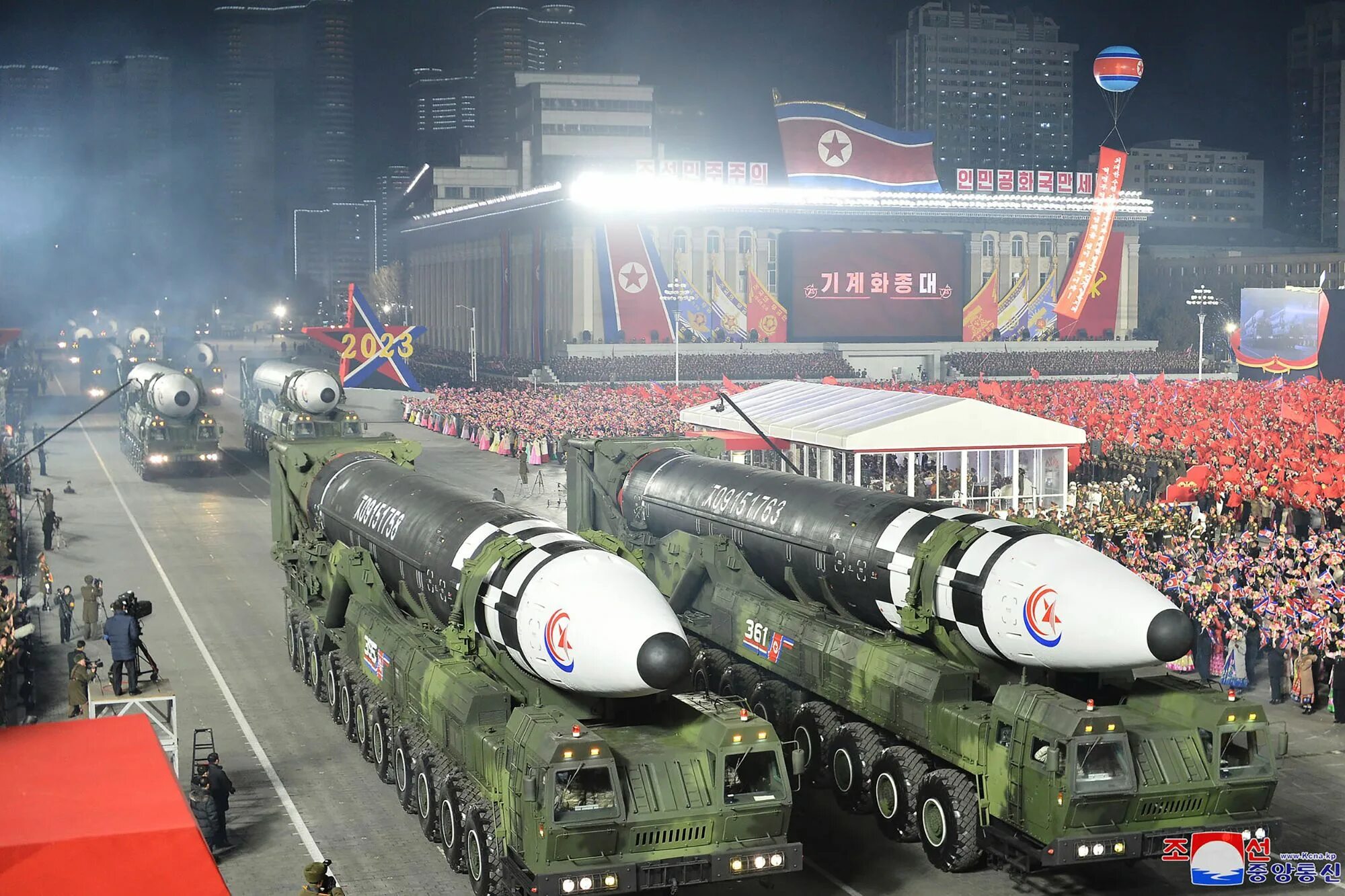 Корея оружие россии. Парад КНДР 2023. Парад в Северной Корее 2023. Хвасон-14 баллистическая ракета. МБР Хвасон-17.