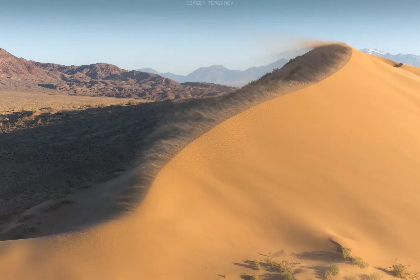 Барханы забайкалья. Астрахань пески барханы. Бархан сарыкум. Песчаный бархан сарыкум. Бархан сарыкум.