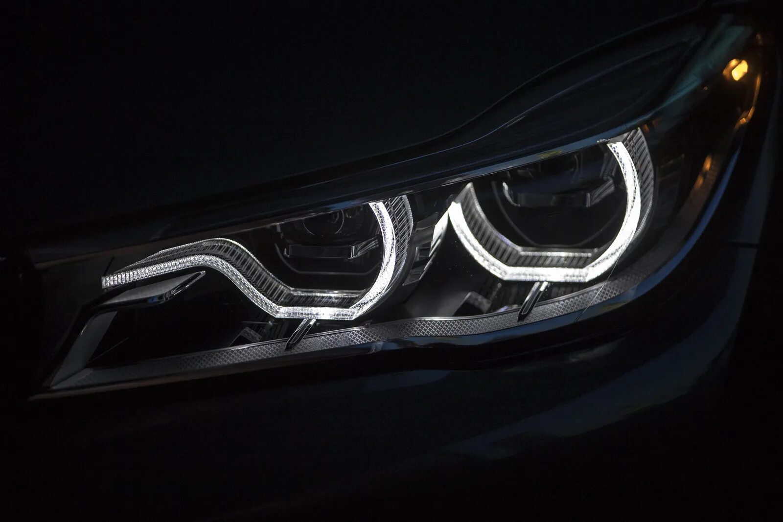 Лазерные фары bmw. BMW 7 Lights. G30 фары лазер Вайт. DRL BMW G. Лазерные фары БМВ.