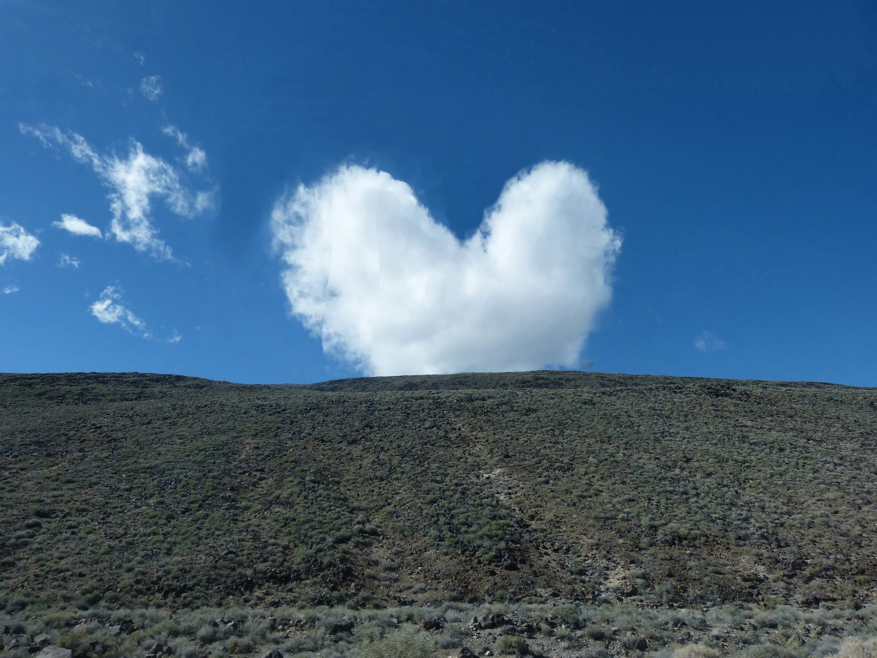 Облака. Сердце из облаков. Облако в форме сердца. Виды облаков.