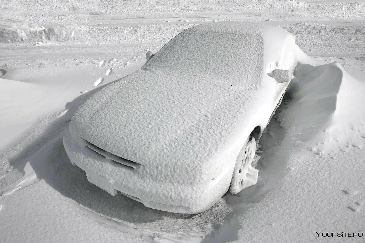 Автомобиль зимой. Машина в сугробе. Автомобиль под снегом. Машина обледенела. Машина снежка