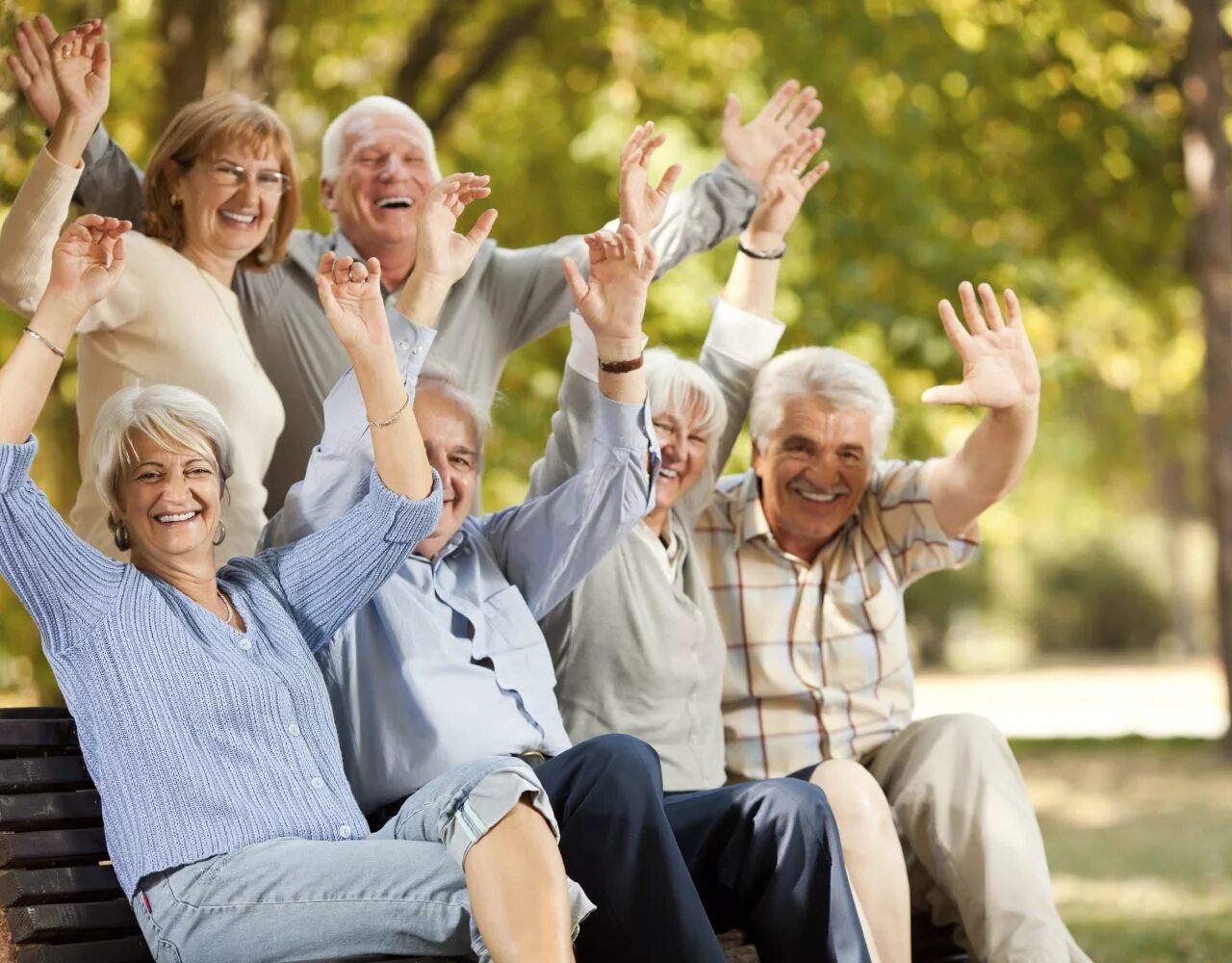 Пожилые люди. Счастливые пожилые. Счастливые пожилые люди. Пенсионеры.