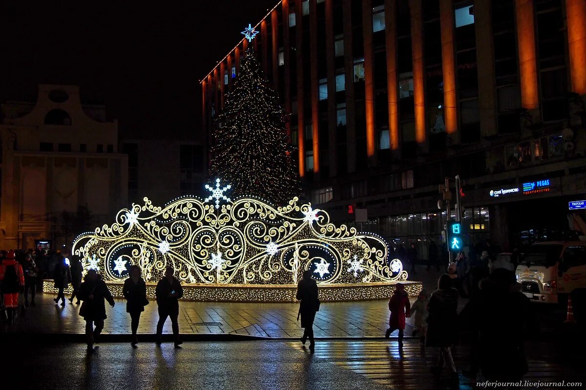 иллюминация в москве к новому году. москва рождественская иллюминация. манежная площадь москва 2022. новогодний город. новогодние украшения.