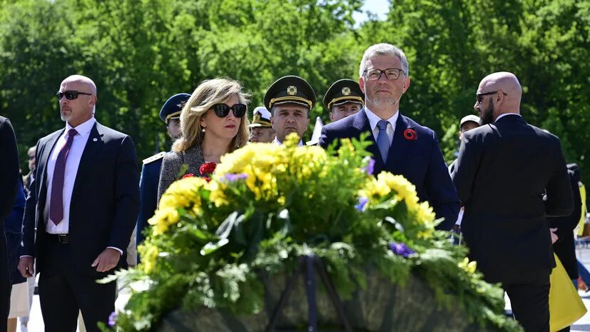 Жена посла Мельника. Мельник возложил венок. В Берлине возложили венки к советскому военному мемориалу. Мельник посол Украины в Германии возлагает цветы.