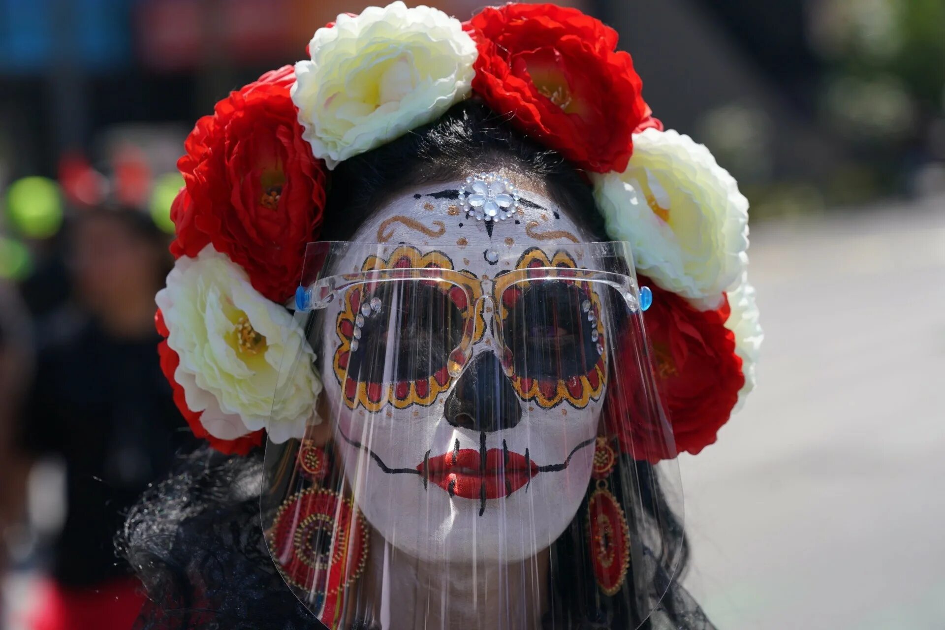 Как выглядит день мертвых. Día de los muertos фестиваль. парад мертвых в мексике. праздник мертвых в мексике. карнавал мертвых в мексике.