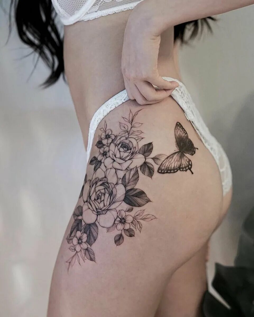 Тату на ягодице для девушек. Тату на бедре для девушек. Тату на бедре. Тату на ягодице для девушек. Маленькое тату на бедр.