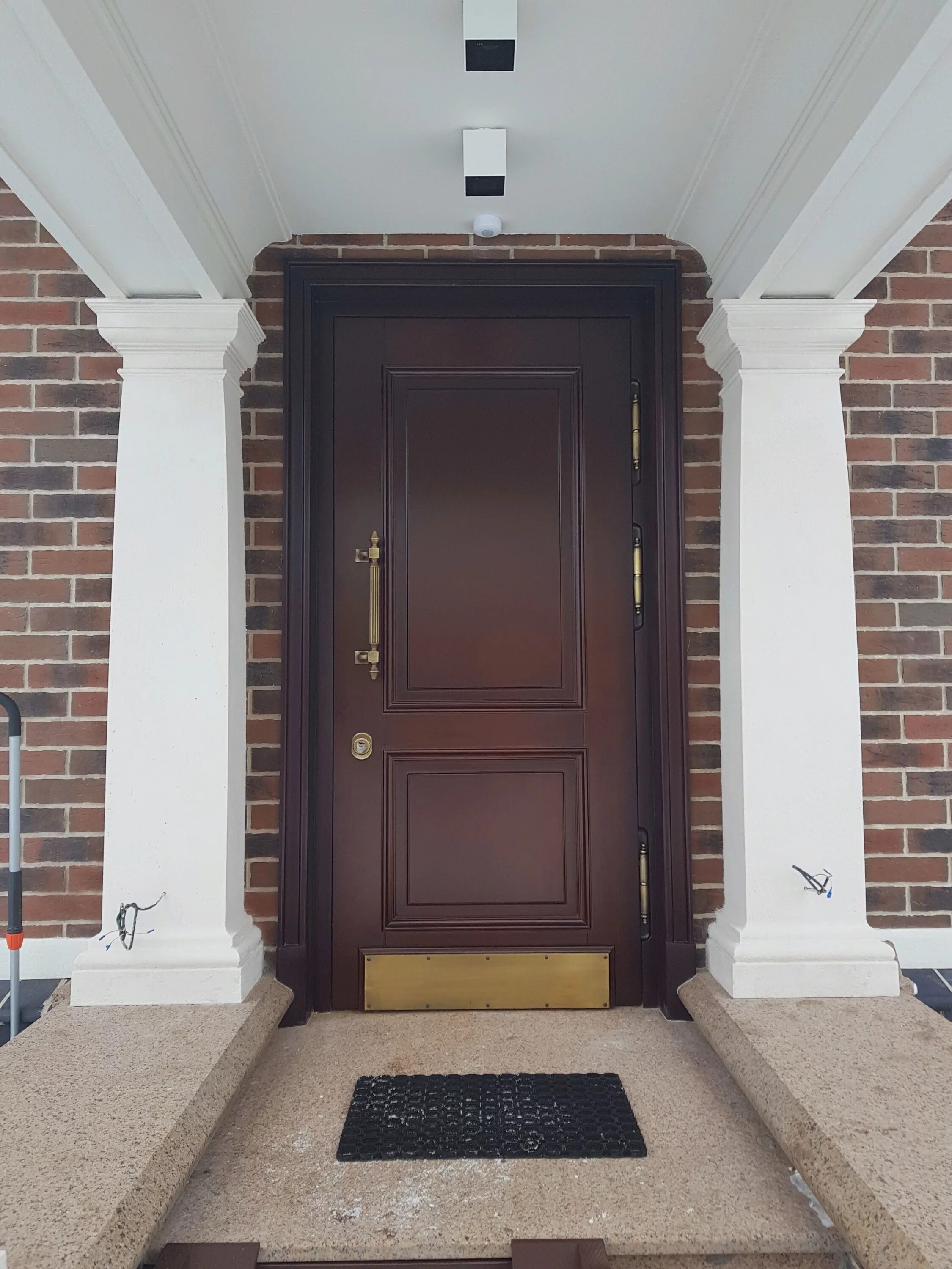 Дом дверей работа. Дверь в загородный дом. Дом дверей работа. Дом дверей работа. Дверь в дом.