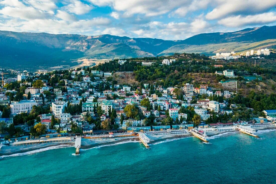 Ялта особенности города. Ялта море Массандра. Крым Ялта Массандровский пляж. Массандровский пляж в Ялте. Пляж Массандра Ялта.