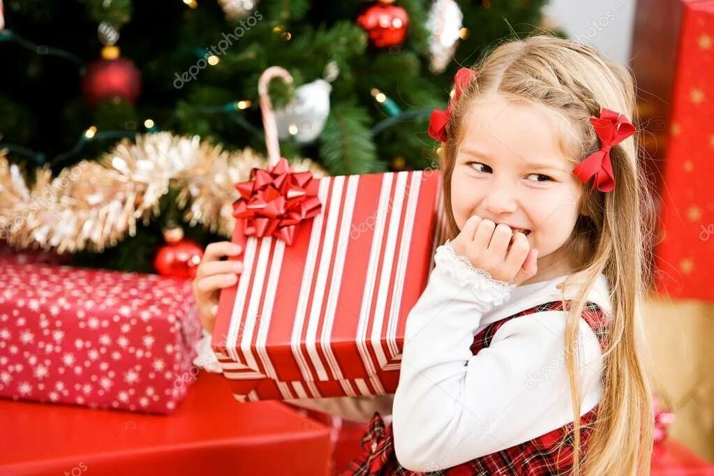 Подарки для детей. Подарок для маленькой девочки на НГ. Подарки детям на НГ модные. Маленьких девчонки с подарками на новый год.