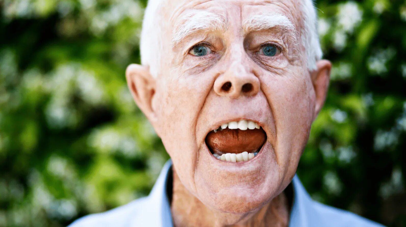 Самого старшего человека. Старый человек. Зубы пожилого человека. Агрессивный пожилой.