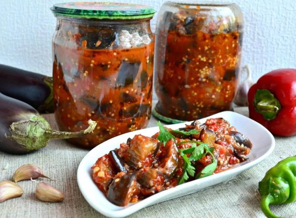 Вкусные баклажаны на зиму простой рецепт. Баклажаны по грузински на зиму лучшие. баклажаны по-грузински острые. консервы баклажаны по-грузински. острый салат на зиму &quot;манжо&quot;.