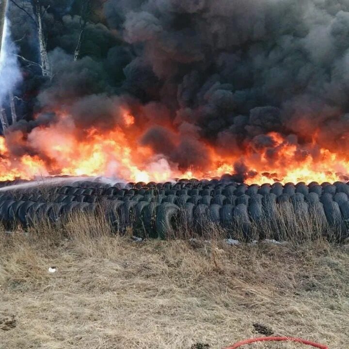 Сгоревшая шина. Пожар в Белогорске. Пожар в Белогорске Крым. Горит резина.