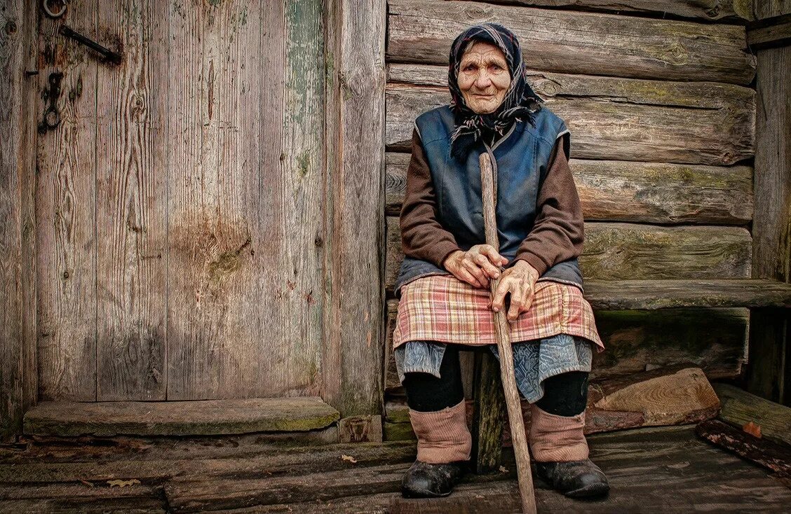 На носки у бабушки пошло 2. Деревенская бабушка. Бабушка в деревне. Старуха в деревне. Бабка в деревне.