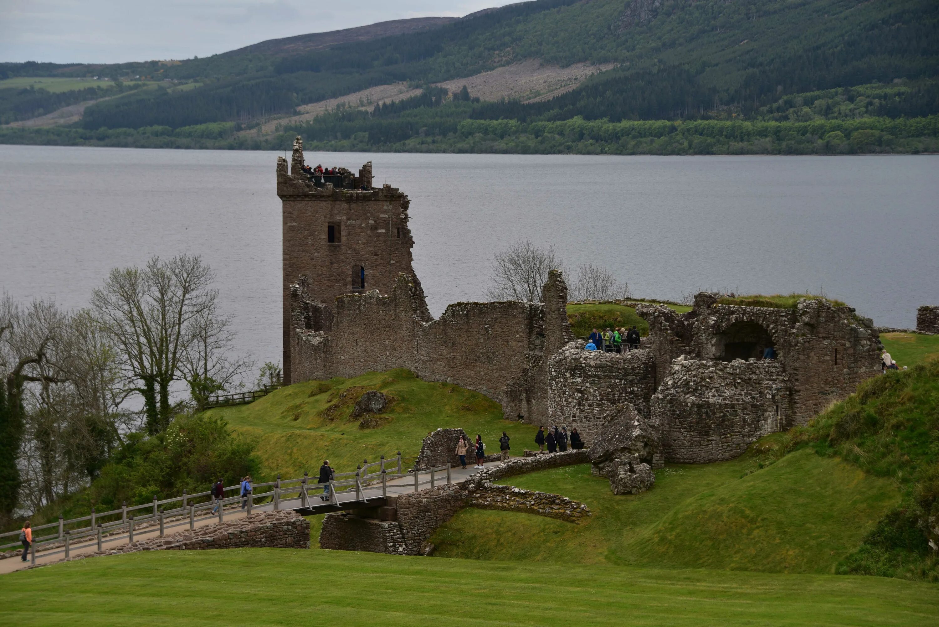 Castle wiki. Замок Урхарт Шотландия. Средневековый замок Аркарт Шотландии. Замок Аркарт на берегу озера лох-Несс. Замок Уркварт.