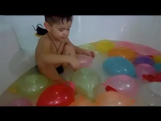 Шарики для ванны. Ванная с шариками. Резиновые шарики для ванны. Ванная наполненная шарами.