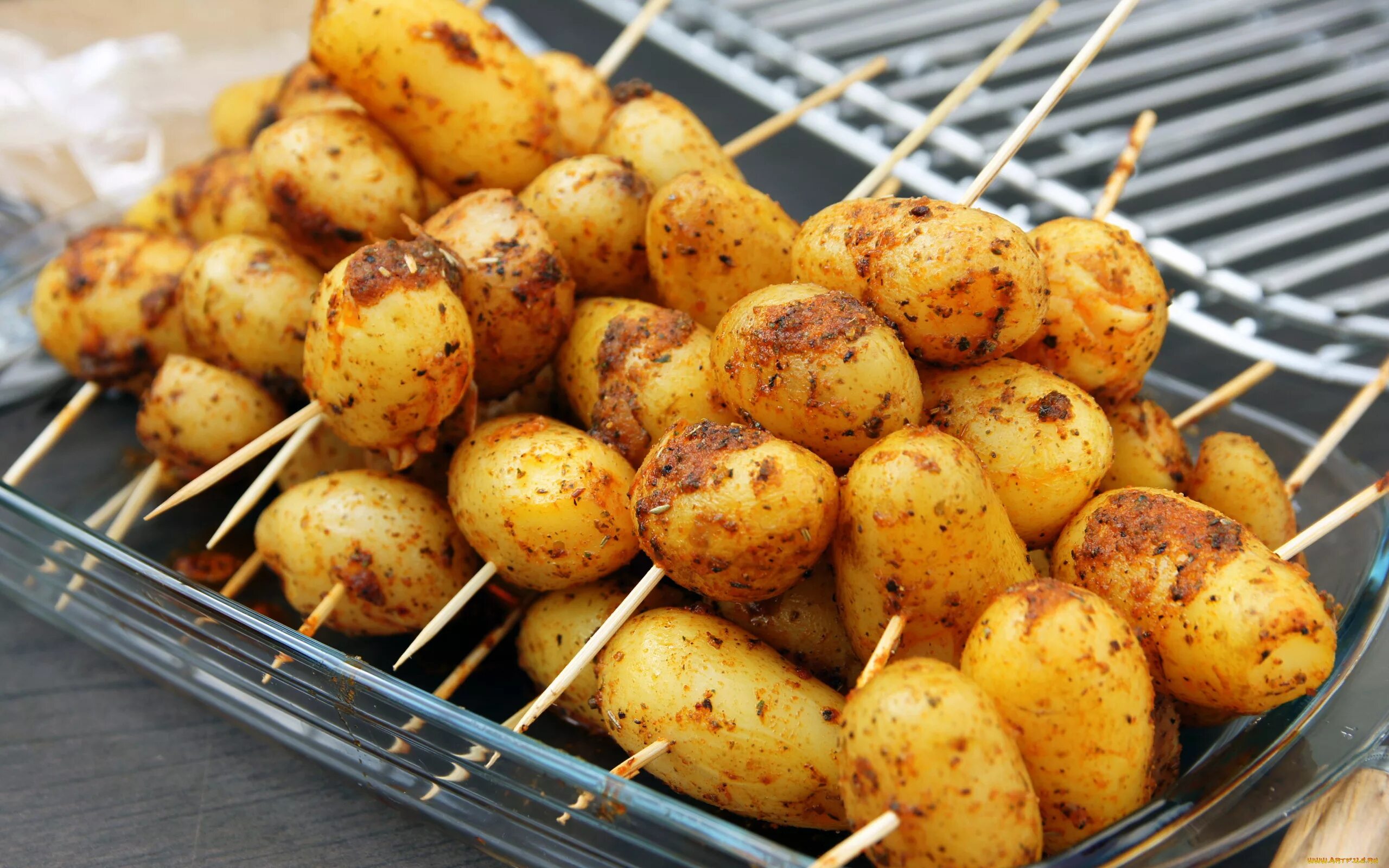 Блюда из картофеля. Картошка на мангале. Шашлык с картошкой. Картофель на углях.