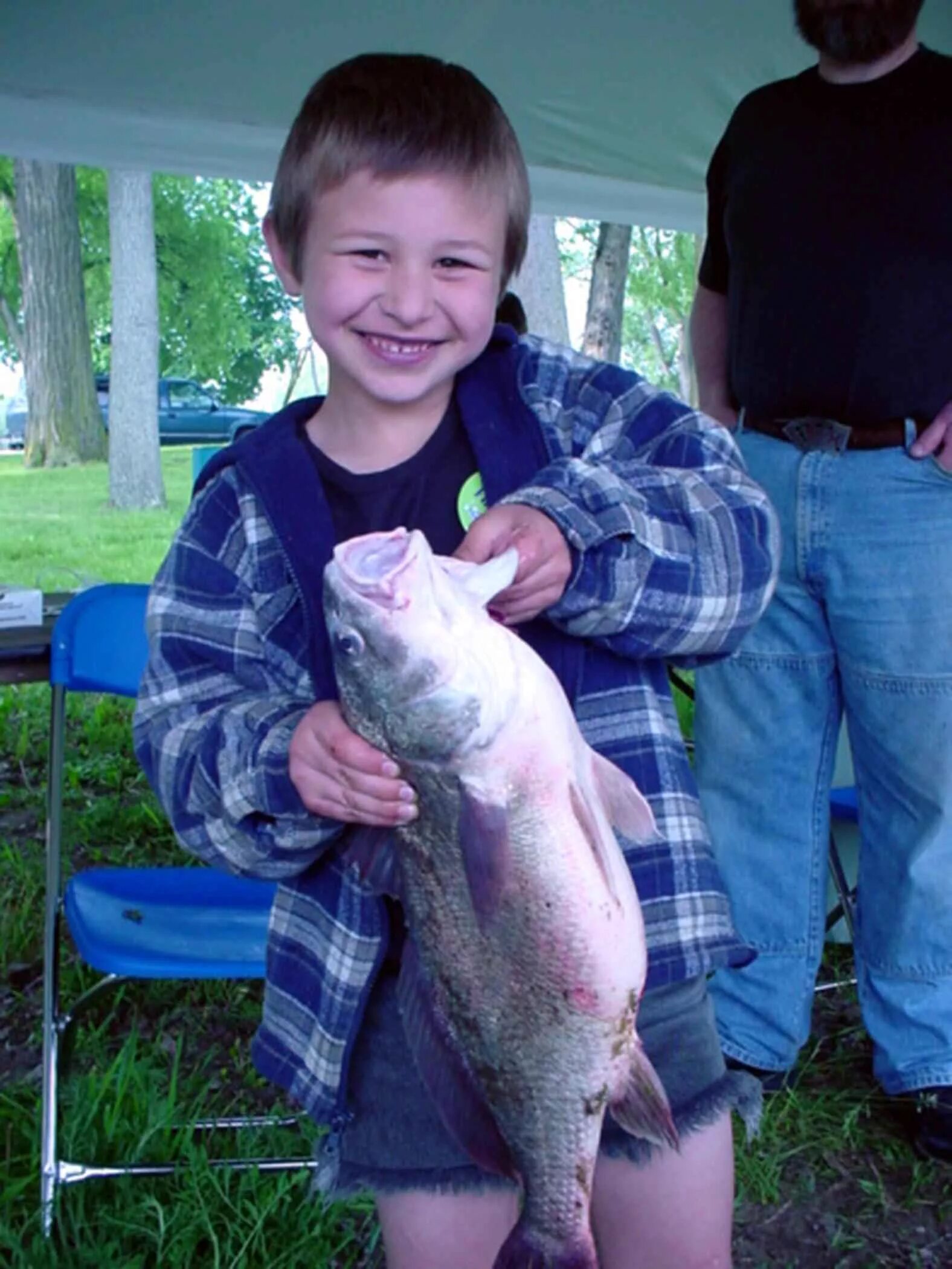 Мальчик с рыбой. Пацан с рыбой. Рыба для детей. Мальчика большая рыбка. Ребенок рыбы мальчик