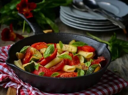 Макароны с овощами на сковороде