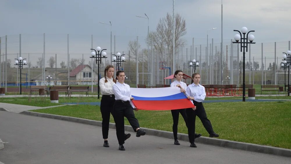 Патриотические линейки. Поднятие флага РФ В школе. Подъем флага в школе. Церемония поднятия флага. Поднятие флага в школах России.