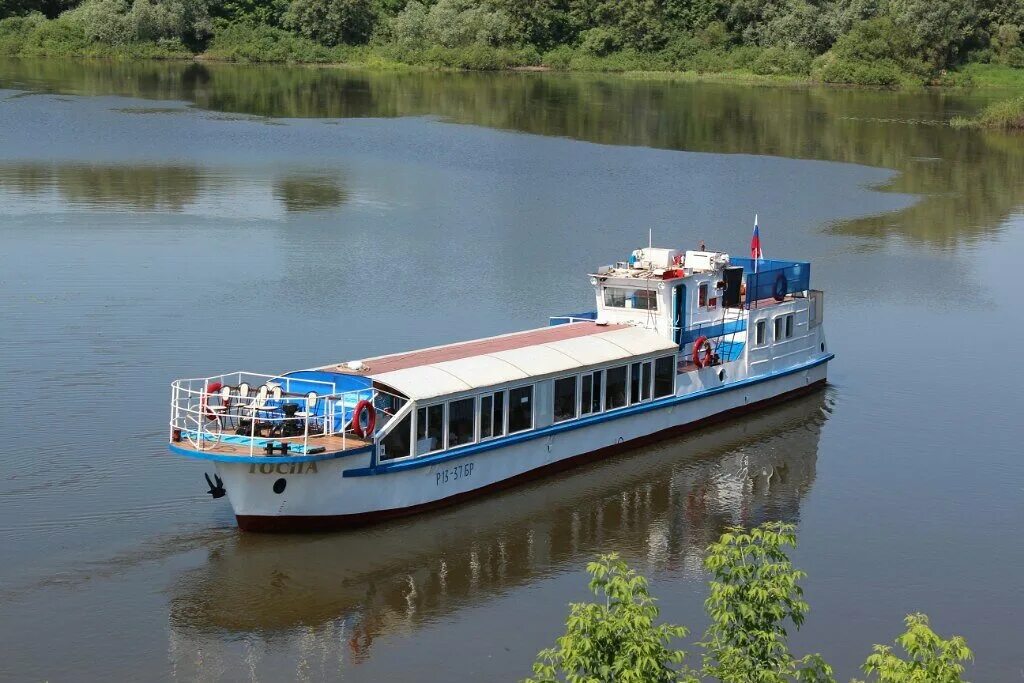 теплоход замер у подножия. орловский речной флот. круизный трёхпалубный теплоход «русь великая». теплоход самбия калининград. теплоход набережная дубна.