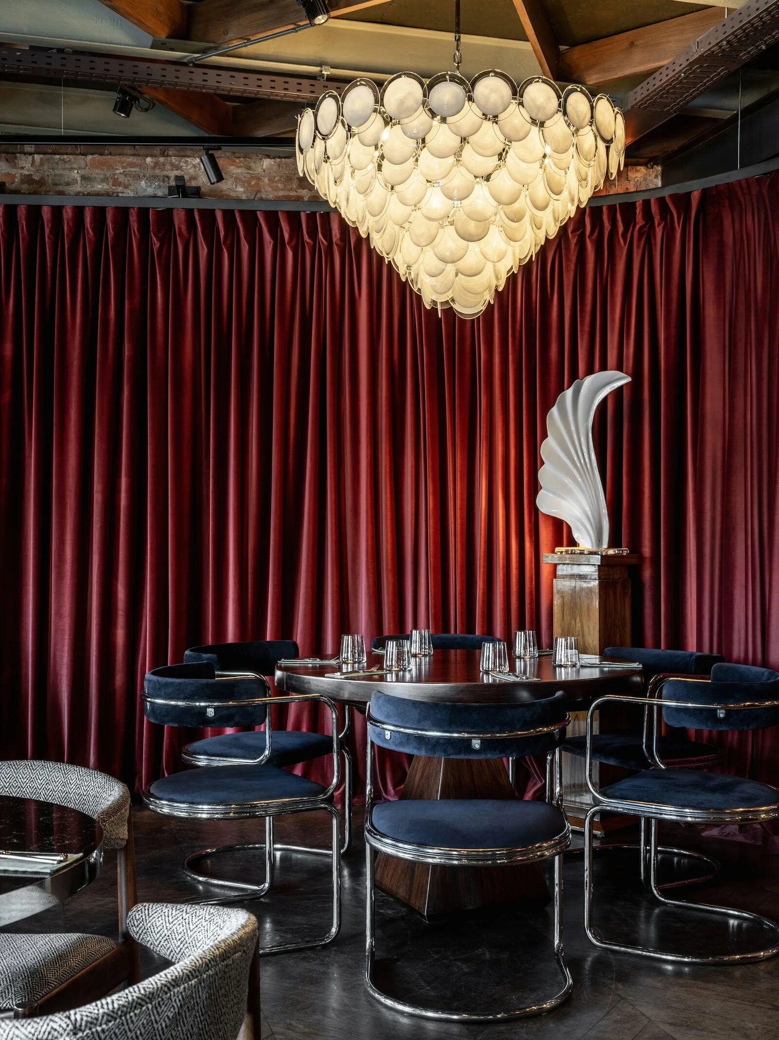 Бар стрела москва. Strelka bar москва. Бар стрелка берсеневская набережная. Стрелка бар интерьер. Интерьер бара aesthetic.