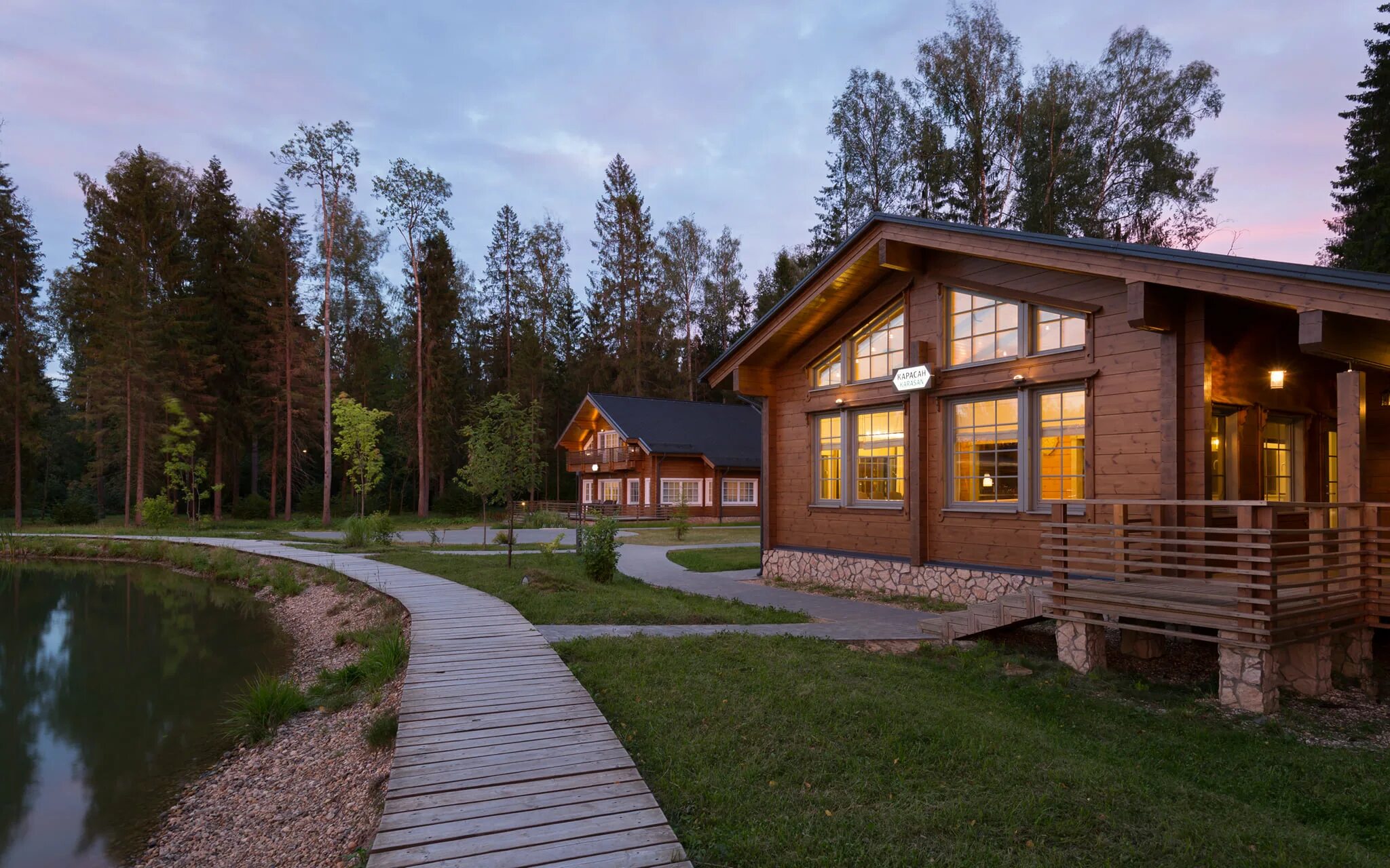 экоотель в подмосковье изумрудный лес.