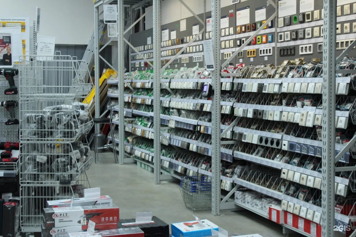 электротовары. электротовары на складе. склад электротоваров. стеллажи для электротоваров. склад электротоваров.