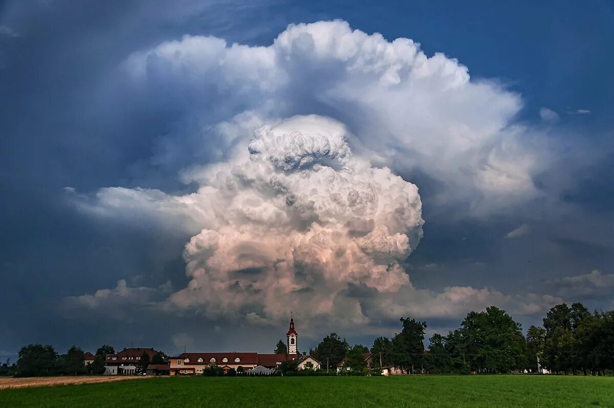 Кучево-дождевые облака с грозовым валом. Кучево-дождевые облака. Кучеряво дождистые облака. Кучево-дождевые cumulonimbus. Кучевые и кучево-дождевые облака.