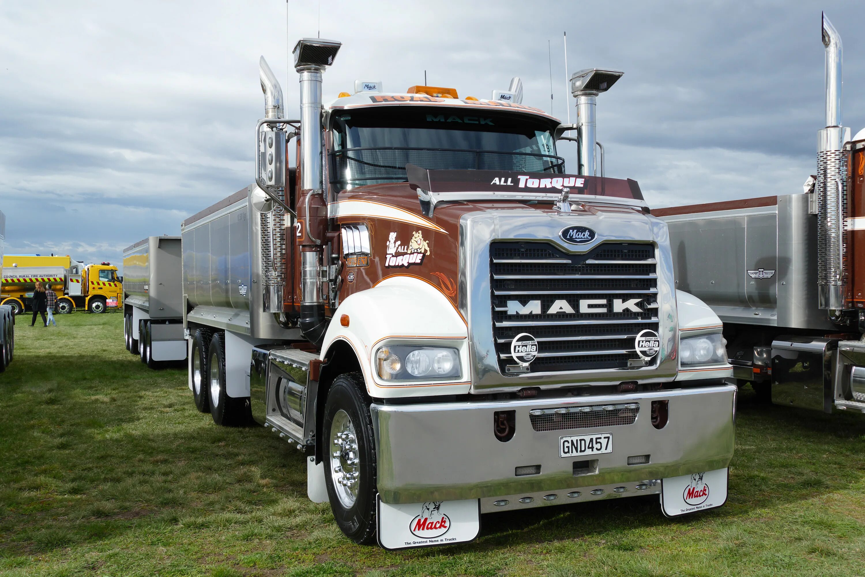 Грузовые автомобили ищу работу автомобиля. Mack Trucks. Mack тягач 9500. Mack Trident. Mack Trucks Грузовики.