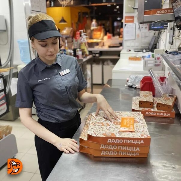 Кассир додо. Додо команда. Татьяна кошкина додо. Додо пицца менеджер смены. Униформа додо.