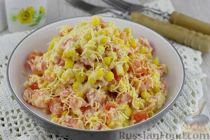 Салат с кукурузой консервированной и помидорами. Салат с кукурузой. Салат с курицей помидорами и кукурузой. Кукуруза, сыр, помидоры, курица и заправляем сметаной. Салат с крабовыми палочками и перцем болгарским.