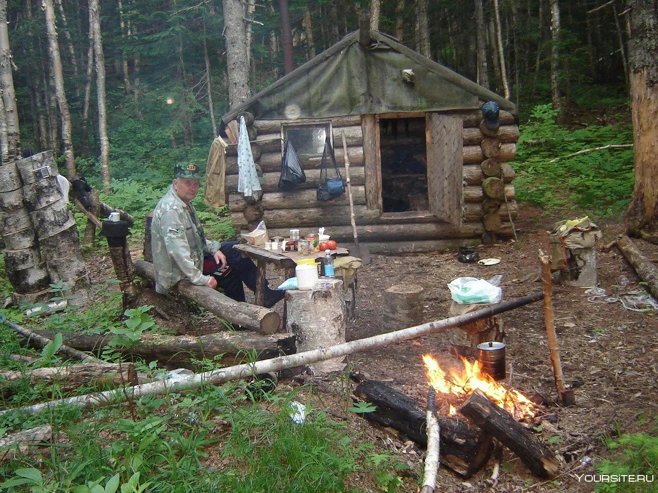 Охотничьи заимки в сибирской тайге. Охотничьи зимовья и избушки в тайге. Заимка охотника в тайге. Сибирь Тайга отшельники.