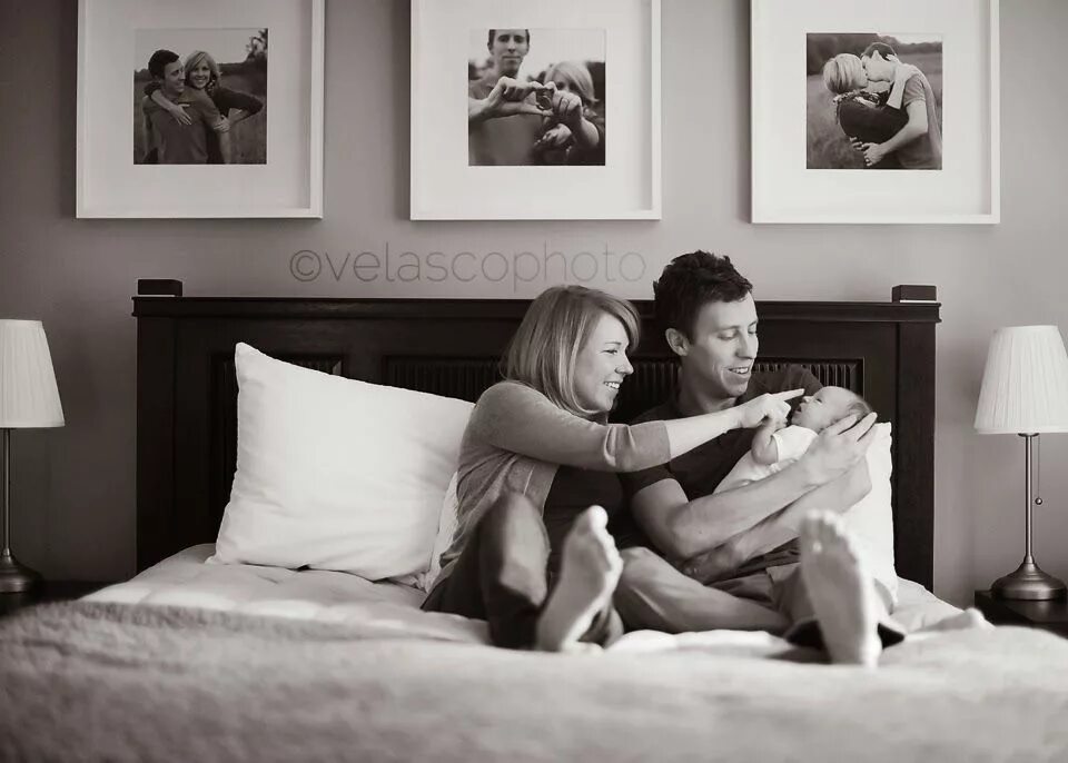 Семейная пара в спальне. Портрет над кроватью. Холсты над кроватью. Семейная фотосессия в спальне. Семейный портрет над кроватью.