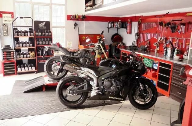 Подготовка мотоцикла к сезону. Мастерская мотоциклов. Dr moto shop. Москва 5-я кабельная улица 2 стр 1 урал мото. Мотоциклы на сервисе.