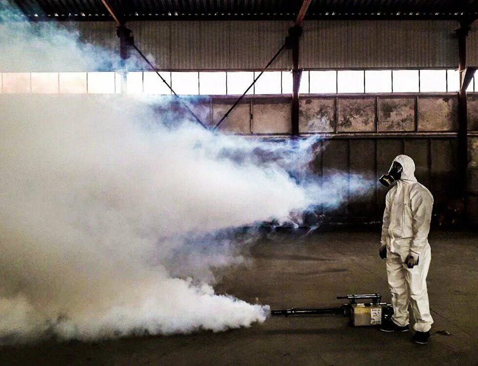 аэрозольная дезинфекция. Nocospray аэрозольный аппарат для дезинфекции. генератор аэрозольный тумана для дезинфекции. дезинсекция туманом. обработка животноводческих помещений.