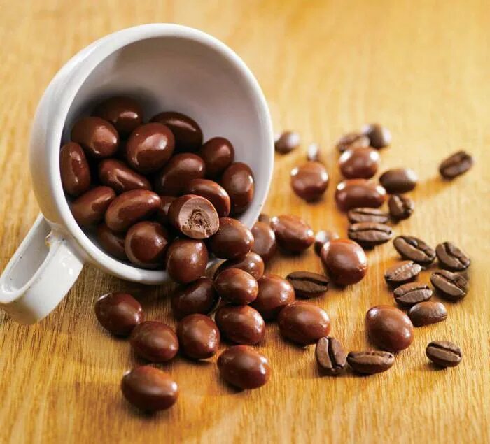 Зерна шоколада. Шоколадные кофейные зерна. Кофейные зерна в шоколаде. Кофе и шоколад. Кофейные зерна в шоколадной глазури.