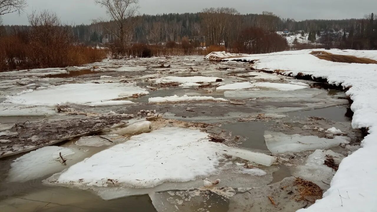 Оттепель цензура. Лед в оттепель. Лёд тронулся когда. Лед на реке тронулся.